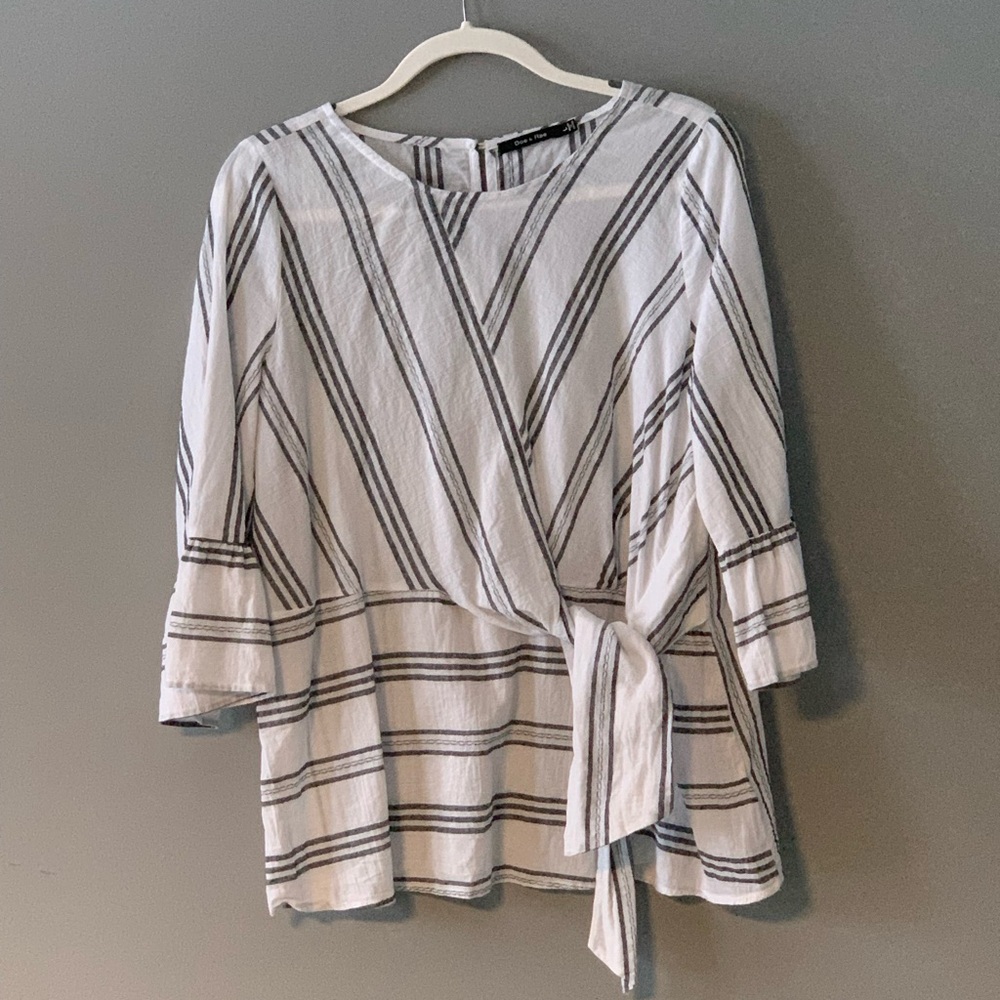 🌸EUC 100% cotton white & grey blouse w/ faux wrap, tie & bell sleeves.